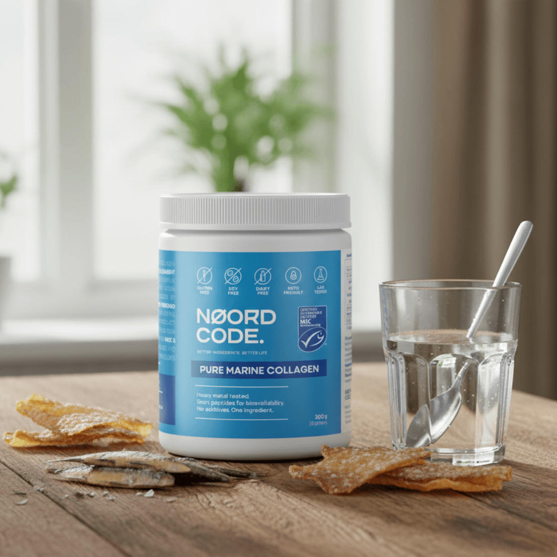 Pixle čistého mořského kolagenu vedle sklenice vody a rybích kůží na hnědém stole, světlé pozadí.